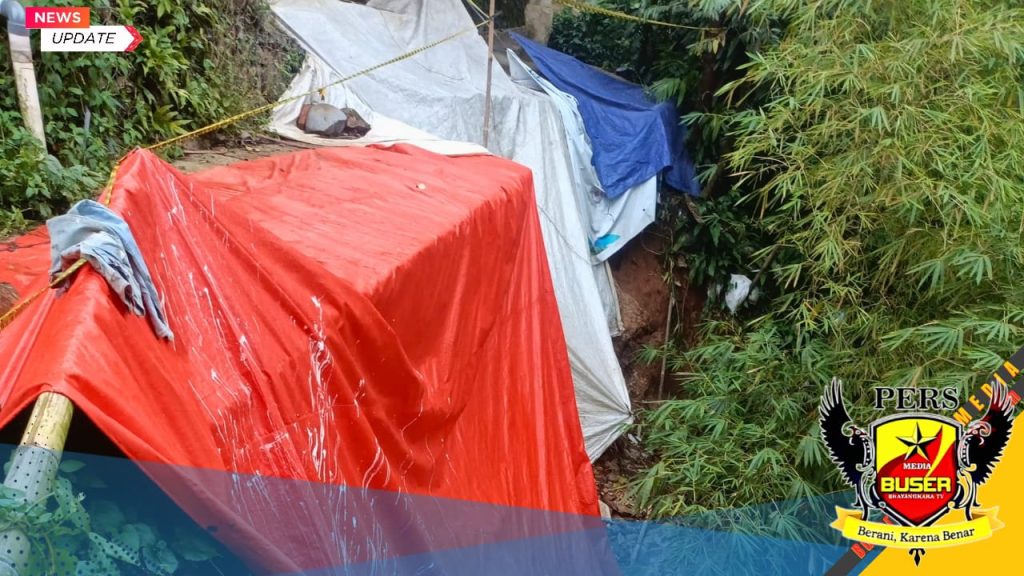 Kondisi TPT yang ambrol di Kampung Bojong Koneng, Babakan Madang, terlihat menyisakan tumpukan batu tanpa struktur yang kokoh. Warga setempat menyebutkan tidak ada tanda-tanda perbaikan hingga sebulan terakhir. (Foto: Dokumentasi Tim Red)